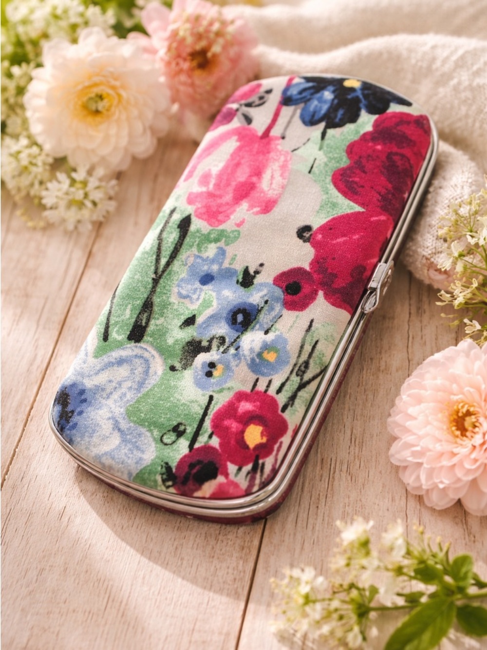 Thirty-one Floral Hardshell Wallet Clutch Organizer Snap Closure